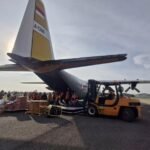 Personel TNI AU memuat bantuan kemanusiaan ke dalam pesawat C-130 Hercules di Lanud Halim sebelum diberangkatkan ke wilayah terdampak bencana di Sumatera dan Aceh. (Dok. TNI AU/HO)