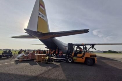 Personel TNI AU memuat bantuan kemanusiaan ke dalam pesawat C-130 Hercules di Lanud Halim sebelum diberangkatkan ke wilayah terdampak bencana di Sumatera dan Aceh. (Dok. TNI AU/HO)