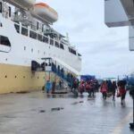 Penumpang dan buruh tampak beraktivitas di dermaga Pelabuhan Soekarno Hatta Makassar saat kapal sandar.