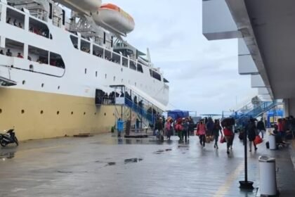 Penumpang dan buruh tampak beraktivitas di dermaga Pelabuhan Soekarno Hatta Makassar saat kapal sandar.