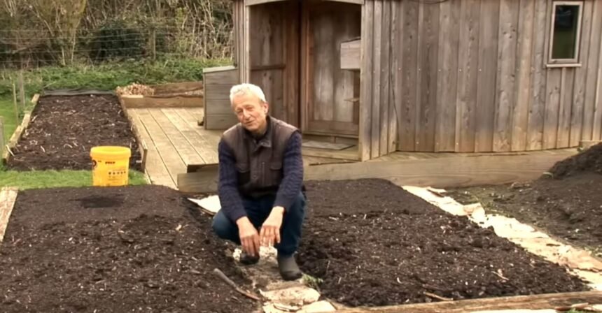 Charles Dowding: Menanam tanpa mencangkul — tanah tetap subur, panen tetap melimpah. Beginilah prinsip sederhana pertanian No-Dig yang dihidupkan di kebun kecil ini. (sumber: yt. @charles_dowding)