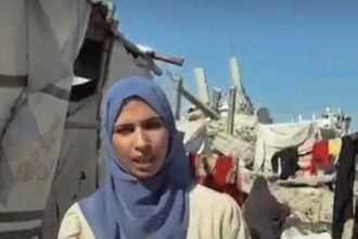 Jurnalis Nour Aborokba sedang melaporkan berita dari Gaza, (7/11/2025). 