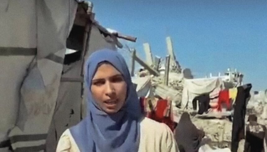 Jurnalis Nour Aborokba sedang melaporkan berita dari Gaza, (7/11/2025). 