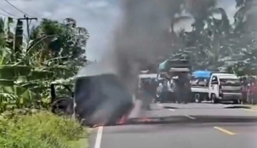 Mobil pengangkut uang BNI terbakar di Jalan Trans Sulawesi, Polewali Mandar — Rp4,6 miliar uang tunai hangus dilalap api, (12/11/2025).