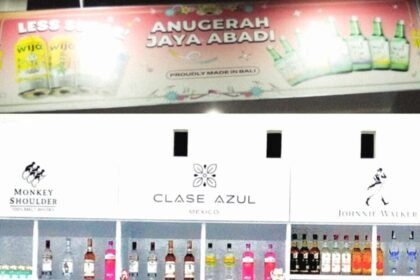 Toko Anugerah Jaya Abadi yang berlokasi di kawasan elite Jalan Metro Tanjung, Kecamatan Tamalate, memajang dan menjual berbagai jenis minuman beralkohol golongan A, (20/11/2025). (Kolase: R3/HO)