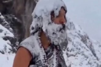 Seorang praktisi meditasi asal India, Yogi Satyendra Nath, tampak duduk bersila tanpa pakaian tebal di kawasan pegunungan di Himachal Pradesh, India, seolah dingin di suhu ekstrem yang turun hingga -55°C bukan ancaman bagi tubuhnya. (WeatherMonitors/RT/HO/MP)
