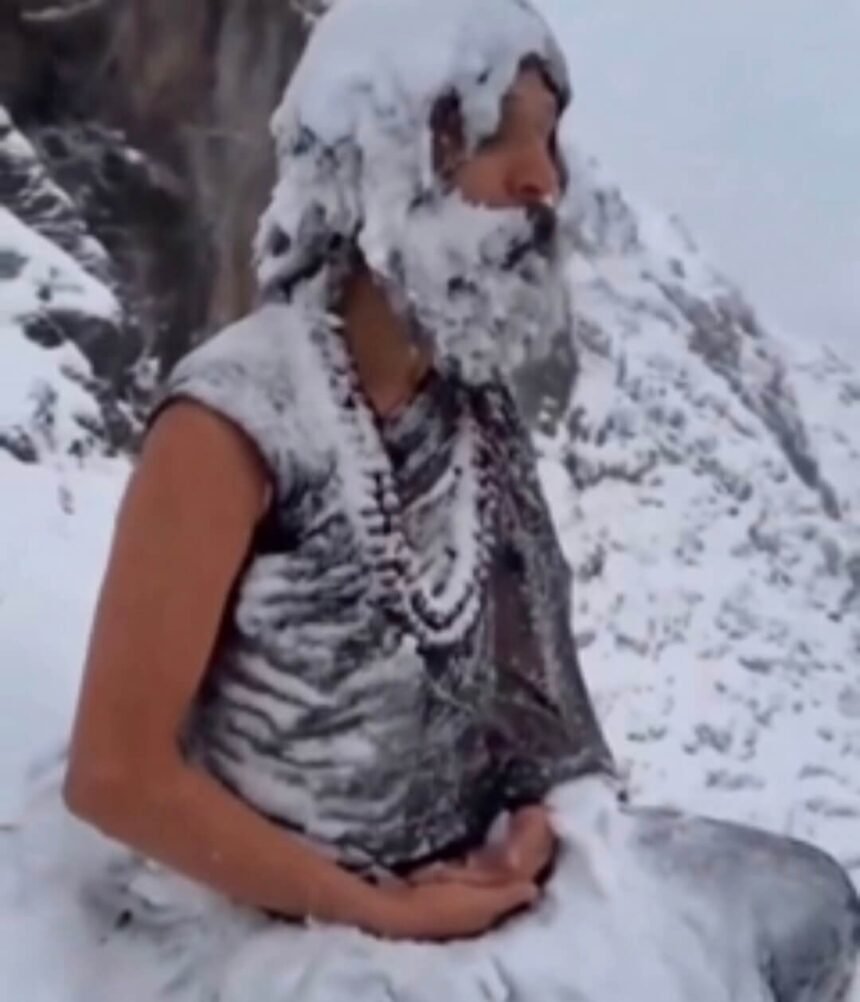 Seorang praktisi meditasi asal India, Yogi Satyendra Nath, tampak duduk bersila tanpa pakaian tebal di kawasan pegunungan di Himachal Pradesh, India, seolah dingin di suhu ekstrem yang turun hingga -55°C bukan ancaman bagi tubuhnya. (WeatherMonitors/RT/HO/MP)