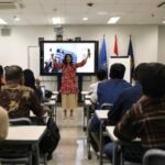 Pelatih memberikan materi pelayanan prima di hadapan para peserta pelatihan Poltekpar Makassar.