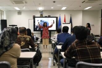 Pelatih memberikan materi pelayanan prima di hadapan para peserta pelatihan Poltekpar Makassar.