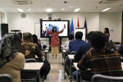 Pelatih memberikan materi pelayanan prima di hadapan para peserta pelatihan Poltekpar Makassar.