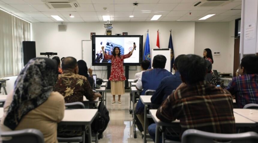 Pelatih memberikan materi pelayanan prima di hadapan para peserta pelatihan Poltekpar Makassar.