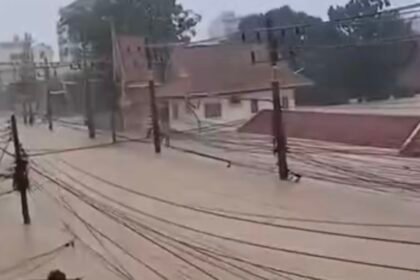 Banjir besar merendam permukiman hingga melewati atap rumah dan menenggelamkan jaringan kabel di kawasan terdampak. (rt/ho/mp)