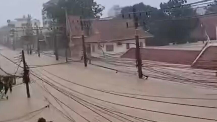 Banjir besar merendam permukiman hingga melewati atap rumah dan menenggelamkan jaringan kabel di kawasan terdampak. (rt/ho/mp)