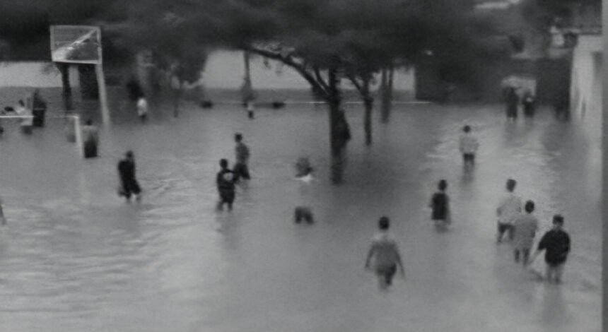 Banjir yang melanda kawasan Rutan Kelas I Medan, warga binaan dievakuasi ke lokasi aman, (27/11/2025).