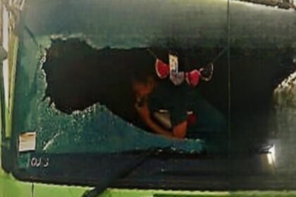 Kondisi kaca kendaraan angkutan material tampak pecah, terkait laporan dugaan perusakan yang masih dalam penanganan aparat.