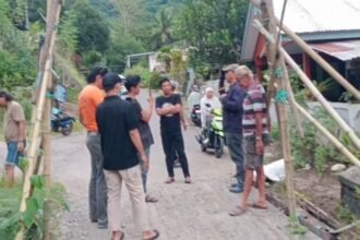 Anggota DPRD Provinsi Sulawesi Selatan dari Fraksi PPP, H. Saharuddin tinjau Jembatan Randangan, Kelurahan Pu’Serren, Kabupaten Enrekang, (28/12/2025).
