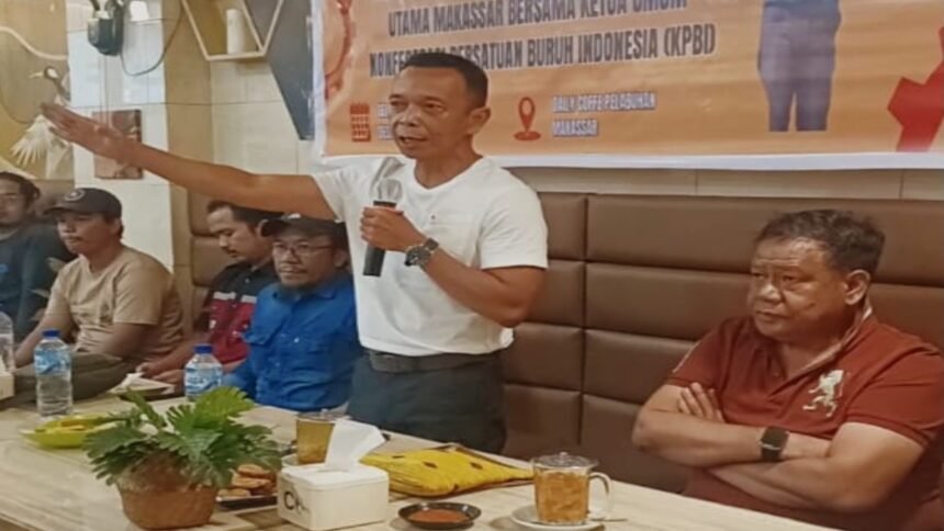 Komisaris Pelindo sekaligus Ketua Umum KPBI, Ilhamsyah, menyampaikan pandangan saat konsolidasi buruh pelabuhan di Makassar, Selasa (30/12/2025).