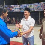 Penyerahan bola voli dilakukan sebagai tanda dimulainya Turnamen Barokah Cup I 2025 di Desa Wanakarta.