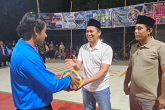Penyerahan bola voli dilakukan sebagai tanda dimulainya Turnamen Barokah Cup I 2025 di Desa Wanakarta.