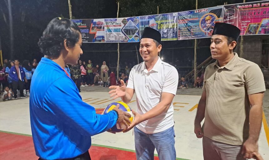 Penyerahan bola voli dilakukan sebagai tanda dimulainya Turnamen Barokah Cup I 2025 di Desa Wanakarta.