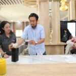 Peserta dan narasumber Poltekpar Makassar berlatih teknik penyeduhan kopi secara langsung dalam sesi PKM “From Home Brew to Business”.