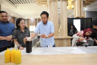 Peserta dan narasumber Poltekpar Makassar berlatih teknik penyeduhan kopi secara langsung dalam sesi PKM “From Home Brew to Business”.