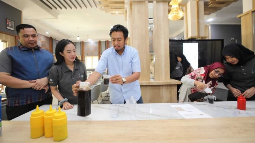 Peserta dan narasumber Poltekpar Makassar berlatih teknik penyeduhan kopi secara langsung dalam sesi PKM “From Home Brew to Business”.