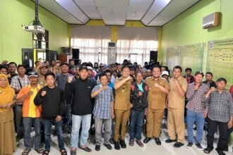 Para petani Enrekang bersama Bupati dan jajaran Pemda berpose usai penyerahan bibit jagung dan handsprayer di Aula DTPHP, Selasa (2/12/2025).