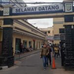 Suasana depan Mapolrestabes Makassar saat kuasa hukum Ishak Hamzah kembali mendatangi penyidik untuk meminta turunan BAP.