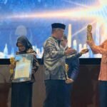 Perintis lahirnya BPJS Kesehatan, Fachmi Idris, menerima Life Achievement KORPRI Award di peringatan HUT ke-53 KORPRI.