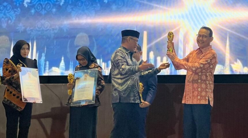 Perintis lahirnya BPJS Kesehatan, Fachmi Idris, menerima Life Achievement KORPRI Award di peringatan HUT ke-53 KORPRI.