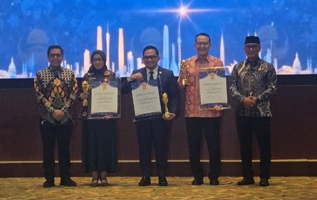 Perintis BPJS Kesehatan Fachmi Idris Terima Life Achievement KORPRI Award 2 IMG 20251203 WA0227