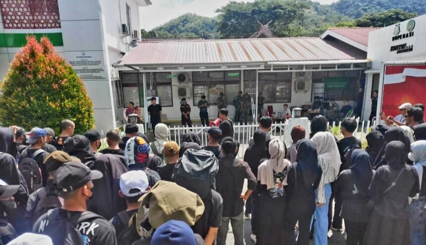 Sejumlah massa aksi berkumpul dan menyampaikan tuntutan di depan kantor Kejaksaan, meminta kejelasan proses hukum terkait kasus BAZNAS Enrekang.