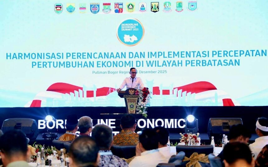 Wamendagri Bima Arya memaparkan pentingnya pembangunan berbasis aglomerasi dalam Borderline Economic Summit 2025 di Bogor.