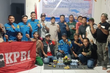Para buruh pelabuhan Makassar bersama KPBI berkumpul dalam Konferensi I PUK untuk memperkuat solidaritas dan memperjuangkan hak-hak pekerja.