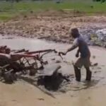 Seorang petani di Sebrang Sungai tetap mengolah sawah berlumpur dengan traktor roda dua, di tengah keterbatasan alsintan yang tersedia, Kamis (4/12/2025).