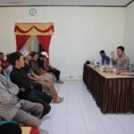 Kapolres Gowa AKBP M. Aldy Sulaiman berdialog dengan tokoh masyarakat Tompobulu untuk meredam ketegangan pasca insiden pengeroyokan dan arak-arakan, menekankan pentingnya menjaga kondusifitas dan tidak main hakim sendiri.