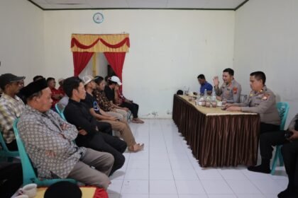 Kapolres Gowa AKBP M. Aldy Sulaiman berdialog dengan tokoh masyarakat Tompobulu untuk meredam ketegangan pasca insiden pengeroyokan dan arak-arakan, menekankan pentingnya menjaga kondusifitas dan tidak main hakim sendiri.