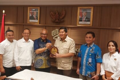Menteri PKP dan perwakilan PWI Pusat berpose bersama usai penyerahan plakat sebagai simbol komitmen penyediaan 5.000 rumah subsidi bagi wartawan.
