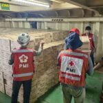 Petugas PMI menata dan memuat logistik bantuan ke dalam kapal kemanusiaan sebelum diberangkatkan dari Pelabuhan Tanjung Priok.