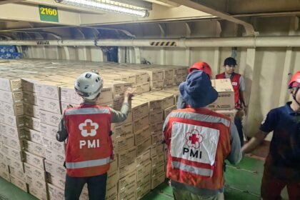 Petugas PMI menata dan memuat logistik bantuan ke dalam kapal kemanusiaan sebelum diberangkatkan dari Pelabuhan Tanjung Priok.