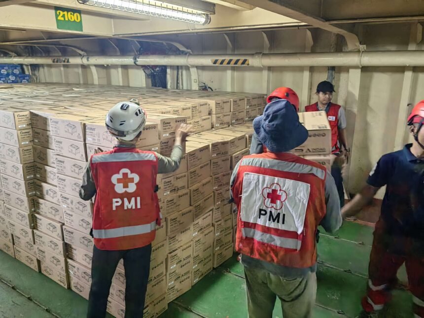 Petugas PMI menata dan memuat logistik bantuan ke dalam kapal kemanusiaan sebelum diberangkatkan dari Pelabuhan Tanjung Priok.