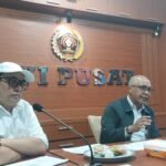 Dua perwakilan PWI Pusat memberikan keterangan pers terkait perpanjangan pendaftaran Adinegoro Award 2025 di kantor PWI Pusat, Jakarta.