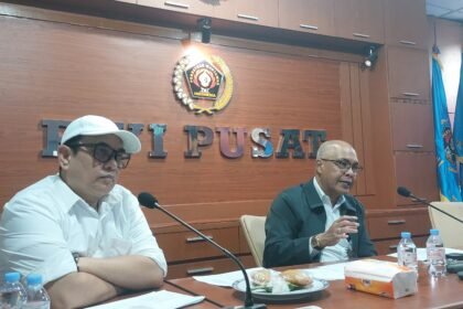 Dua perwakilan PWI Pusat memberikan keterangan pers terkait perpanjangan pendaftaran Adinegoro Award 2025 di kantor PWI Pusat, Jakarta.