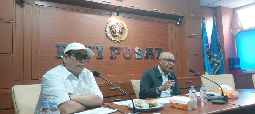 Dua perwakilan PWI Pusat memberikan keterangan pers terkait perpanjangan pendaftaran Adinegoro Award 2025 di kantor PWI Pusat, Jakarta.