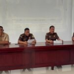 Kejaksaan Negeri Buru memaparkan perkembangan penanganan berbagai perkara korupsi sepanjang tahun 2025 di Aula Rapat Kejari Buru, Jalan Masjid Al-Buruj, Namlea, Selasa (9/12/2025).