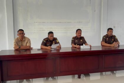 Kejaksaan Negeri Buru memaparkan perkembangan penanganan berbagai perkara korupsi sepanjang tahun 2025 di Aula Rapat Kejari Buru, Jalan Masjid Al-Buruj, Namlea, Selasa (9/12/2025).