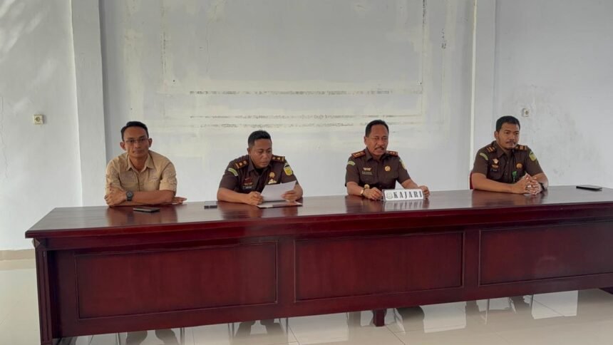 Kejaksaan Negeri Buru memaparkan perkembangan penanganan berbagai perkara korupsi sepanjang tahun 2025 di Aula Rapat Kejari Buru, Jalan Masjid Al-Buruj, Namlea, Selasa (9/12/2025).