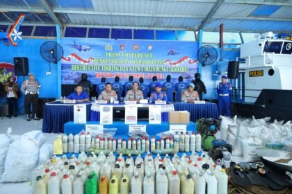 Pengungkapan besar Ditpolairud Polda Sulsel: ratusan bom ikan, bahan peledak, dan daging penyu ilegal dipamerkan dalam konferensi pers bersama Kapolda Sulsel di Mako Ditpolairud Polda Sulsel, Rabu (10/12/2025).