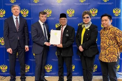 Penyerahan bantuan kemanusiaan dari Kedubes Rusia kepada PPWI berlangsung hangat di Wisma Kedubes Rusia, Jakarta, sebagai wujud solidaritas lintas negara untuk korban banjir bandang di Sumatera.